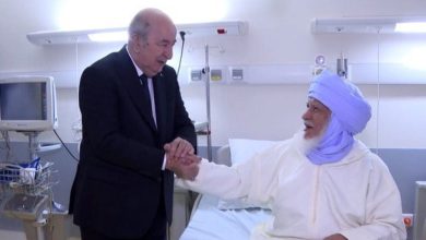 Photo of Le président de la République au chevet du superviseur de l’Ecole coranique d’In-Zghmir à l’hôpital militaire d’Ain Naâdja