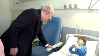 Photo of Le président de la République au chevet de la famille palestinienne d’Abdallah Nacer Arar à l’hôpital d’Aïn Naâdja